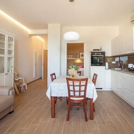 Апартаменти Apartments Sand Beach